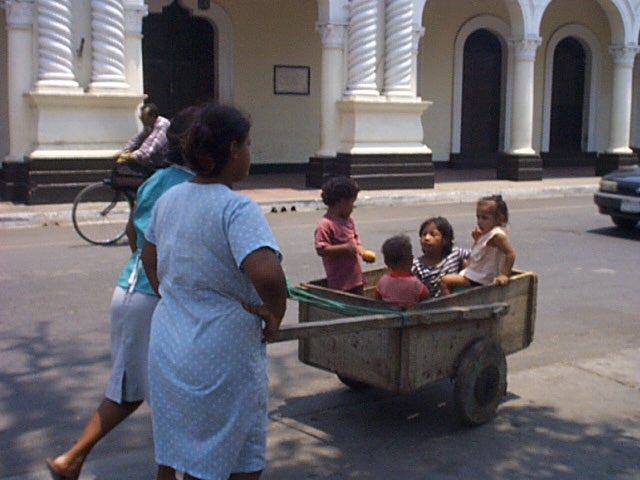 Granada, Frau mit Schubkarren, 02.05.03.jpg - granada, kindertransport